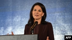 2024年12月2日,德国外交部长安娜莱娜·贝尔伯克在北京与中国外交部长王毅会晤后在新闻发布会上讲话。