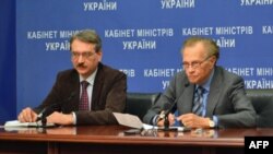 Лері Кінґ (справа) з представником Кабінету міністрів України