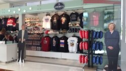 Trump နဲ့ Clinton စကားစစ်ထိုးပွဲ Las Vegas က မြန်မာတွေစောင့်ကြည့် Trump နဲ့ Clinton စကားစစ်ထိုးပွဲ Las Vegas က မြန်မာတွေစောင့်ကြည့်