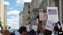 聚集在维吉尼亚州里士满的联邦法庭外的抗议者。(2017年5月8日)