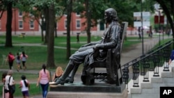 美国哈佛大学校园里的约翰·哈佛塑像。(2019年8月13日)