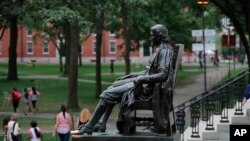 美国哈佛大学校园里的约翰·哈佛塑像。(2019年8月13日)
