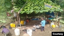 ဒီးမော့ဆို စစ်ဘေးဒုက္ခသည်စခန်းက ကလေးငယ်အချို့။ (ယခင်ပုံဟောင်း/ ဓာတ်ပုံ - ကရင်နီလူငယ်အဖွဲ့)