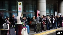 安卡拉星期六告诫土耳其公民推迟非紧急性到俄罗斯的旅行。照片为资料照,显示2015年3月31日旅行者在伊斯坦布尔阿塔图尔克机场外排队等候的情形。