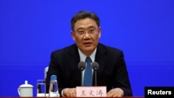 中国商务部长王文涛在中国国务院新闻办的新闻发布会上讲话。(2021年2月24日)