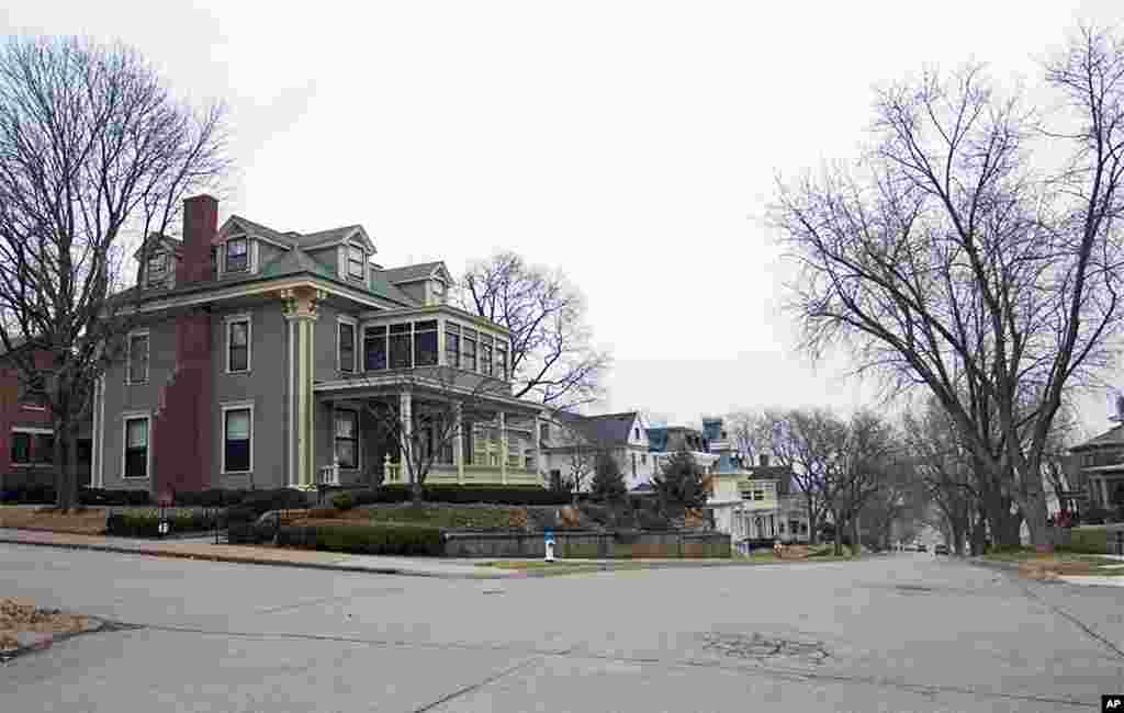 画面左前方的小楼是当地居民莎拉•兰迪的家。2月15日下午,17位当年接待过习近平的马斯卡廷居民将与他在此重聚。