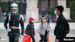 戴着口罩的游人在台北中正纪念堂看卫兵升旗仪式。(2020年3月11日)