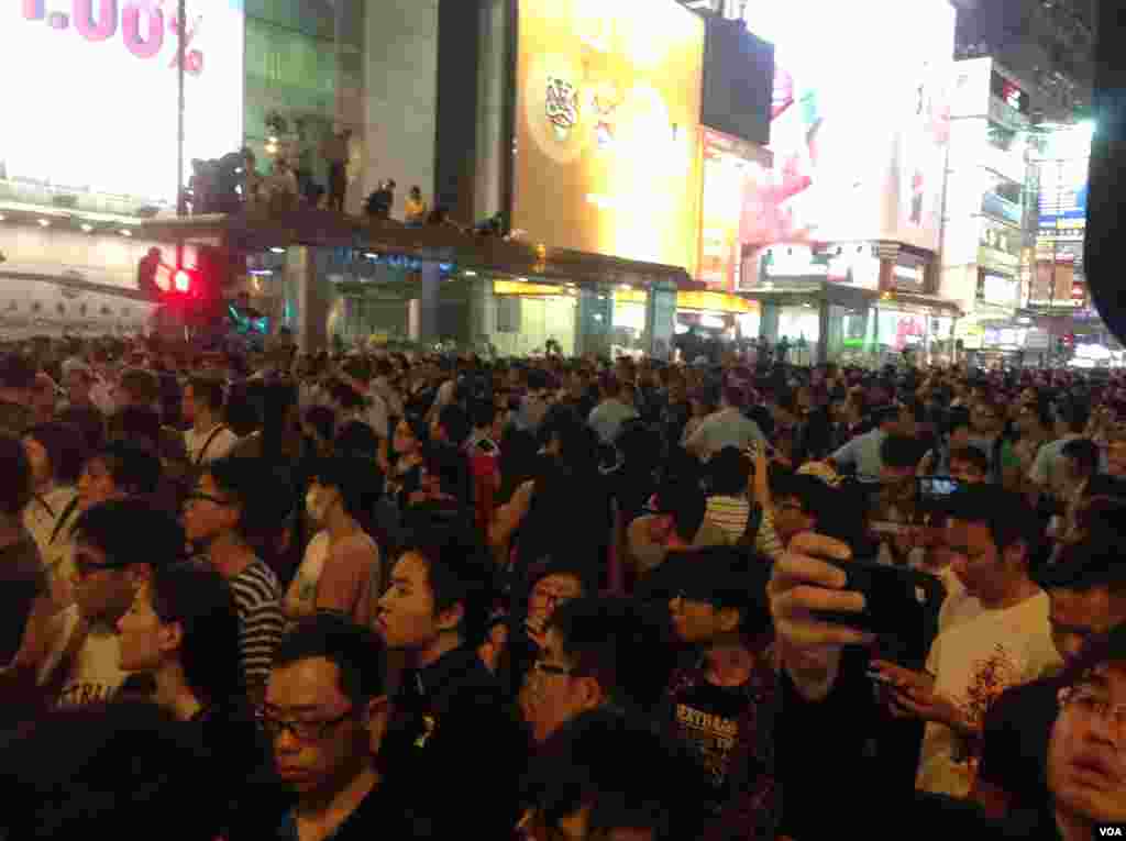 旺角爆发支持和反占中人士的大规模对峙 (美国之音海彦拍摄) 