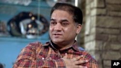 资料照片:维吾尔族学者伊力哈木·土赫提在北京家中接受采访。(2013年2月4日)