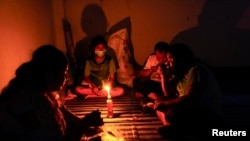စစ်ကောင်စီက ကျေးရွာတွေကို ဗုံးကြဲတိုက်ခိုက်လို့ ခွက်ပြေးလာတဲ့ ရွာသွားများ