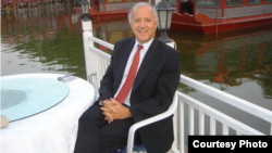 美中关系全国委员会会长欧伦斯2004年在北京后海 (欧伦斯提供)