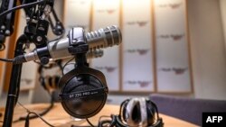 资料照片:广播室的麦克风和耳机。