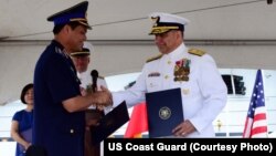 Trung tướng Nguyễn Quang Đạm, Tư lệnh Cảnh sát Biển Việt Nam, và Chuẩn đô đốc Tuần duyên Hoa Kỳ Michael J. Haycock, trợ lý tham mưu trưởng về quân dụng và cán bộ chuyên trách quân dụng, tại lễ chuyển giao tàu tuần duyên trọng tải cao ở Honolulu, Hawaii, tháng Năm năm ngoái.
