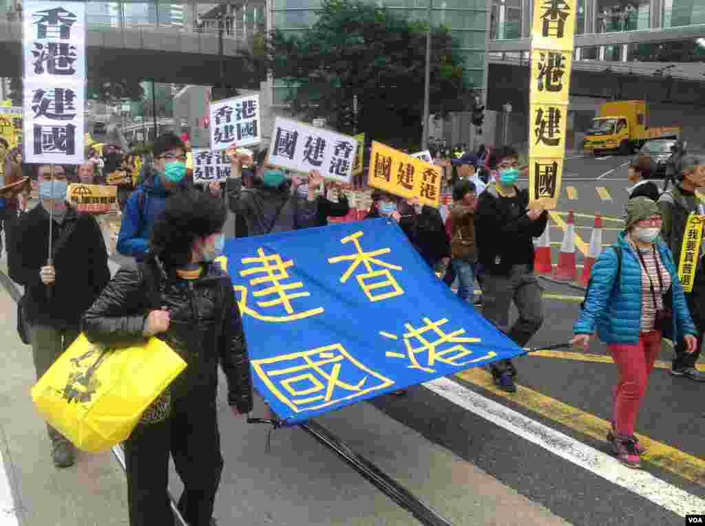 数万港人参与民阵争取真普选大游行(美国之音海彦拍摄)