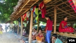 အိုးအိမ်စွန့်ခဲ့ရသော ရခိုင်ဒေသခံတချို့ရဲ့ မြင်ကွင်း။ (ဓာတ်ပုံ - သက်နိုင် (ဗွီအိုအေ))