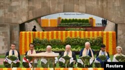 2023年9月10日出席新德里G20峰会的法国总统马克龙、印尼总统维多多、印度总理莫迪、巴西总统达席尔瓦马杜罗、美国总统拜登、 英国首相苏纳克、以及欧盟委员会主席冯德莱恩同其他G20集团国家领导人一起拜谒了拉吉夫·甘地的纪念馆。(Kenny Holston/Pool via REUTERS)