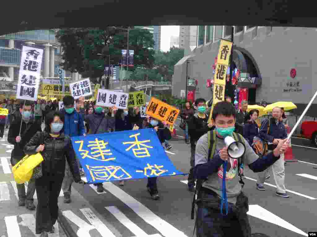 数万港人参与民阵争取真普选大游行(美国之音海彦拍摄)