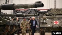 英国首相约翰逊在爱沙尼亚视察北约军事基地(2022年3月1日)