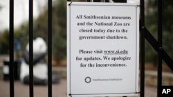 Biển báo đóng cửa hệ thống bảo tàng Smithsonian và Sở thú Quốc gia ở Washington DC.