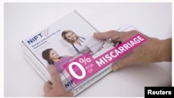 资料照:中国华大基因公司为其生产的妇女产前基因检测盒所做的广告。