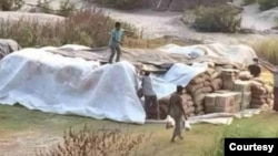 မဲ့စံလက်ဒေသ သံလွင်မြစ်အနီးမှာ ချထားတဲ့ မြန်မာဘက်ပို့မယ့်ဆန်အိတ်များ။ (ဓာတ်ပုံ - ဒေသခံ-မတ် ၂၃၊ ၂၀၂၁)