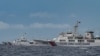 2024 年 8 月 26 日,一艘中国海警船(右)驶过菲律宾海警船 BRP Cape Engaño(左)。
