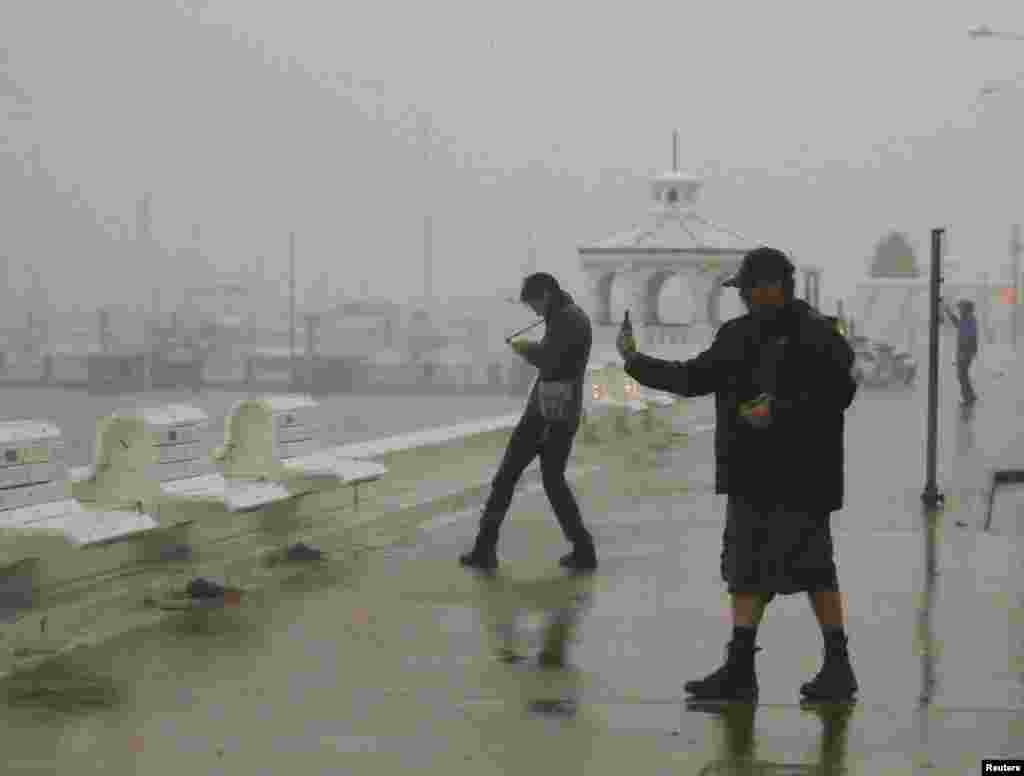 Чоловік фотографується на вулиці у місті Корпус Крісті у штаті Техас. 25 серпня 2017 року.