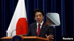日本首相安倍在东京的记者会上(2015年10月6日)