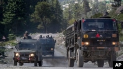 资料照:行驶在中印边界附近公路上的印度军车队。(2020年9月9日)