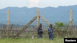 ရခိုင်ပြည်နယ်ရှိ နယ်ခြားစောင့်တပ်သားများ (မှတ်တမ်းဓါတ်ပုံ- နိုဝင်ဘာလ ၁၂ ရက် ၂၀၁၇)