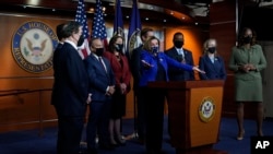 众议院议长南希·佩洛西(中)和众议院主要弹劾经理在参议院投票宣布特朗普无罪后在记者会上讲话。