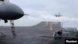 中国辽宁号航空母舰上的歼-15战斗机在南中国海训练(2017年1月2日)。