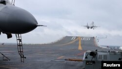 Máy bay chiến đấu J-15 từ tàu sân bay Liêu Ninh của Trung Quốc tiến hành một cuộc tập trận trong khu vực Biển Đông, ngày 2/1/2017.