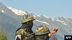 印度军方6月17日向印中边境地区增派的部队在巡逻。