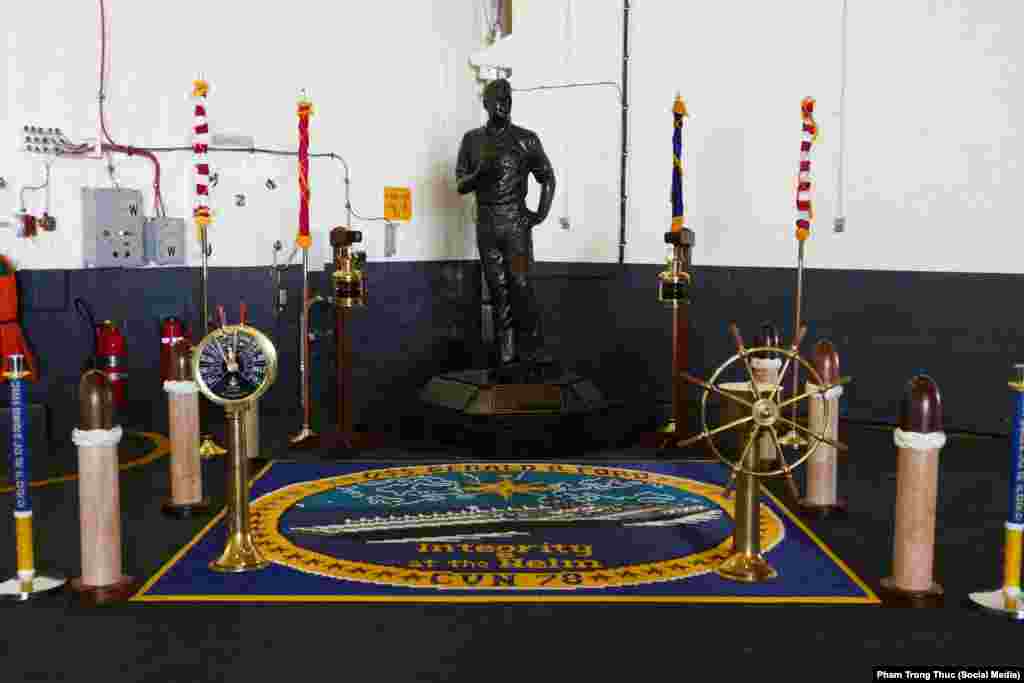 美军福特号航空母舰上的福特总统雕塑像(2016年4月27日)。 福特号以美国前总统,二战期间海军少校杰拉尔德·福特的名字命名。