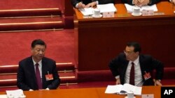 Tập Cận Bình (trái) và Lý Khắc Cường. Lý Khắc Cường vẫn chứng tỏ mình là người chủ chốt, người duy nhất lo lắng cho nền kinh tế vì biết uy quyền, ảnh hưởng của Tập trên nhiều cán bộ cao và trung cấp đang giảm.