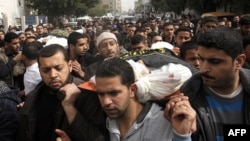 Палестинці несуть тіла двох екстремістих, що загинули від ізраїльського повітряного рейду