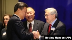 美国爱奥华州州长特里•布兰斯塔德在美国西雅图迎接中国主席习近平(2015年9月22日)。美国当选总统川普提名布兰斯塔德担任下任美国驻华大使。