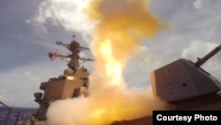 美国海军拉森号导弹驱逐舰2014年3月24日进行实弹演习(美国海军照片)