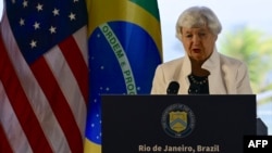 2024年7月25日,美国财政部长耶伦在巴西里约热内卢参加20国集团财长和央行行长会议期间举行记者会。(法新社)