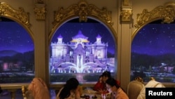 2023年1月23日,中国北京,春节和农历新年庆祝活动期间,人们坐在餐馆里。官方媒体2023年1月28日报道,官方取消了新冠肺炎疫情旅行限制,中国国内春节假期旅行较去年激增74%。