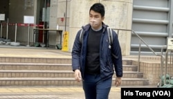 拟不认罪获准保释的被告前区议员郑达鸿,1月17日到西九龙裁判法院出席案件审前覆核后离开法庭 (美国之音/汤惠芸)