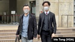 民主派初选47人案,拟不认罪获准保释的前区议员柯耀林(右) (美国之音/汤惠芸)