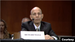 哈德逊研究所高级研究员、政治和军事分析中心主任理查德·魏茨(Richard Weitz) 2023年1月26日在听证会上发言(USCC视频截图)