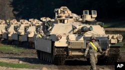 资料照片:来自德克萨斯州胡德堡的美国陆军第一师第九团第一装甲营的军人和艾布拉姆斯主战坦克抵达立陶宛首都维尔纽斯以北约50公里的帕布拉德火车站。(2019年10月21日)