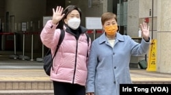 民主党前立法会议员黄碧云(右)1月17日到西九龙裁判法院出席审前覆核,散庭时与该党前主席刘慧卿一同离开法院 (美国之音/汤惠芸)