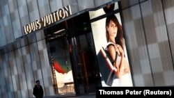 资料照:北京一家商场的路易威登专卖店。