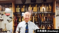 古角在乔维诺枪店(John Jovino Gun Shop)里。(古角提供)