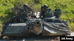 资料照片:美国军人驾驶M1艾布拉姆斯坦克在德国的霍恩费尔斯训练区参加演练。(2022年6月2日)