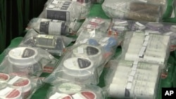 香港海关在一次记者会上展示被禁的含有大麻成分的产品。(2023年1月27日)